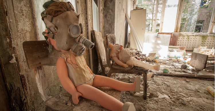 Muñeca con máscara de gas en Chernóbil (Istock)