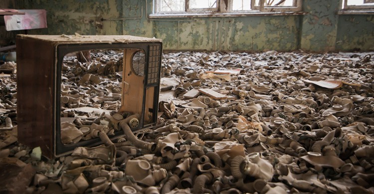 máscaras de gas en el suelo /Chernóbil (Istock)