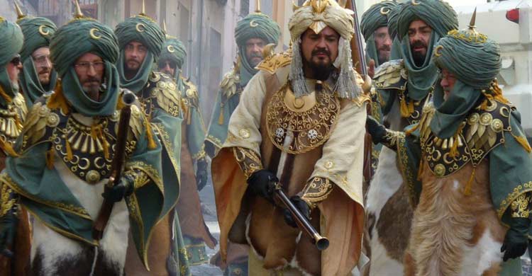 La fiesta de Moros y Cristianos se celebra en muchos pueblos de España (Wikimedia.org)