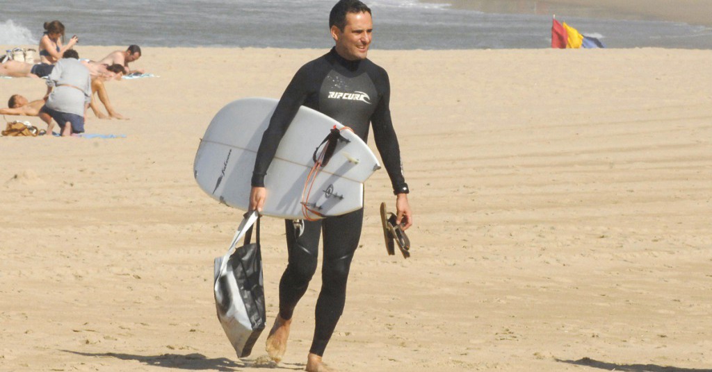 Jorge Drexler en San Sebastián practicando surf