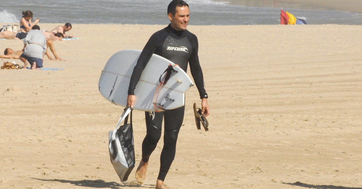 Jorge Drexler en San Sebastián practicando surf (Gtres)