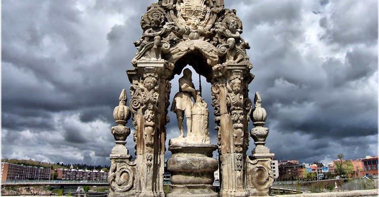 Figura de San Isidro en el Puente de Toledo, sobre el Manzanares. Jose Luis Cernadas Iglesias (Flickr)