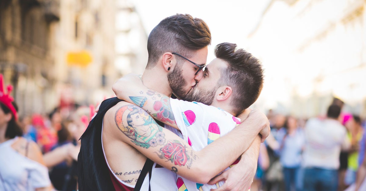 Besarse en la calle (iStock)