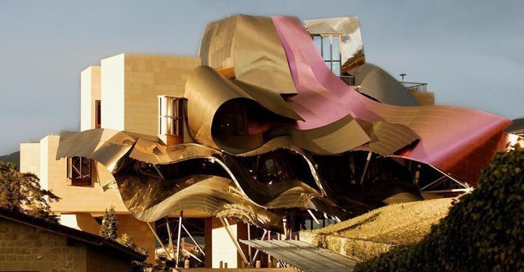 Fachada principal de las bodegas Marqués de Riscal (http://www.marquesderiscal.com)