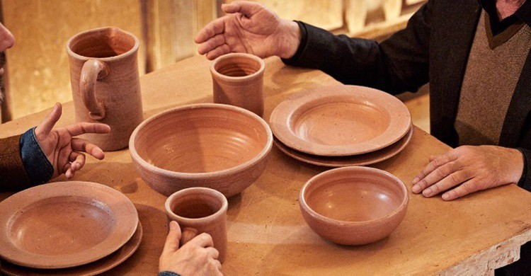 Platos y vasos hechos con mierda. (http://www.theshitmuseum.org/)