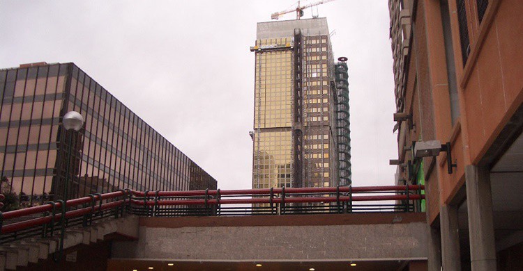 Torre Windsor formando parte del complejo Azca de Madrid (commons.wikimedia.org)