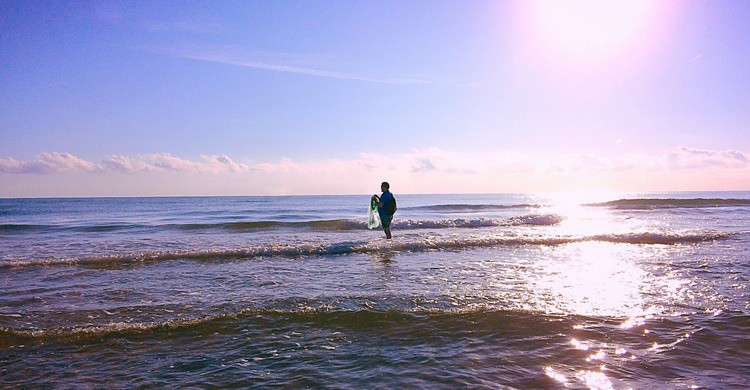 Pescador en la playa de Oliva. Sergio Jordá Gregori (Flickr)