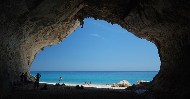 Cueva en Cala Luna. Vasile Cotovanu (Flickr)