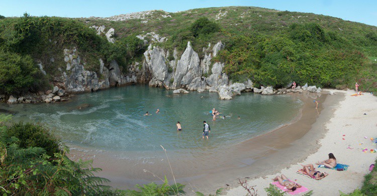 Imagen de la curiosa piscina de Gulpiyuri. blablabla arbliblibli (Flickr)