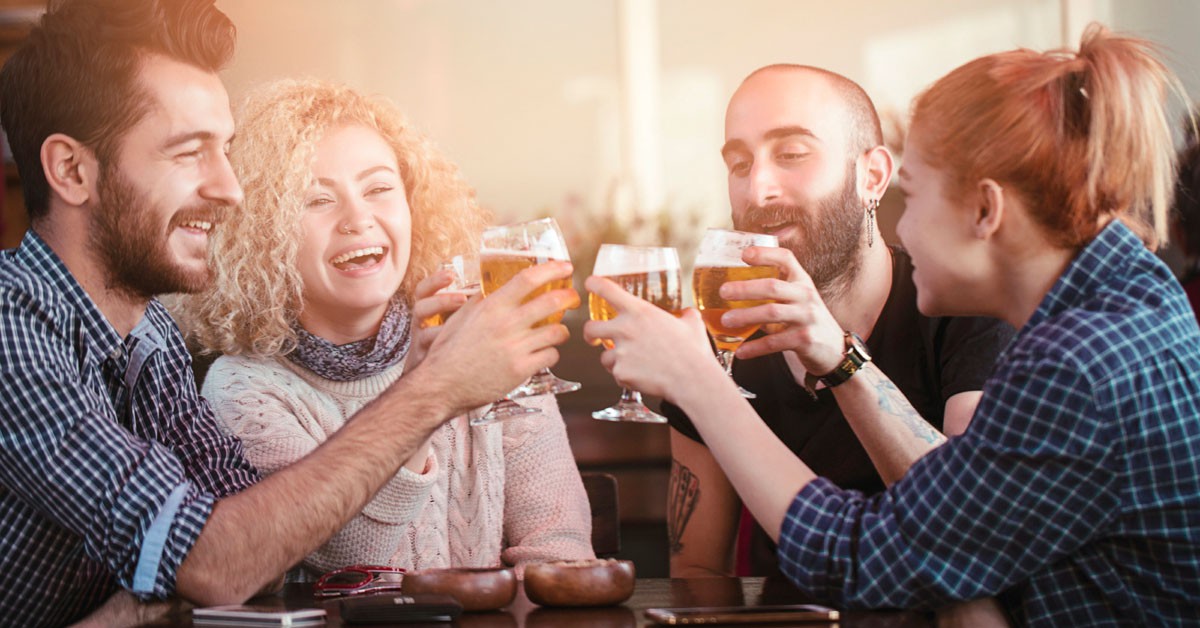 De cañas con tus compis de trabajo (iStock)