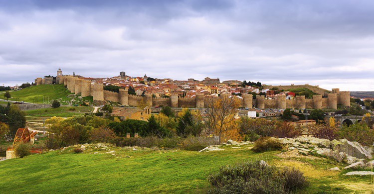 Vista parcial de Ávila y su muralla. JackF (iStock)