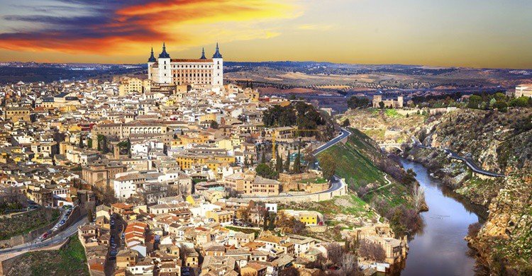 Vista de Toledo con su Alcázar en lo alto. Freeartist (iStock)
