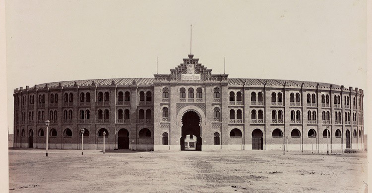 Fachada principal de la antigua plaza de toros de Goya (commons.wikimedia.org)