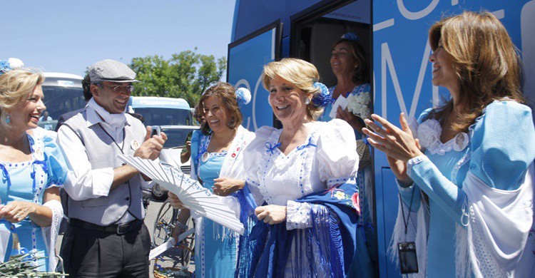 Esperanza Aguirre, de chulapa en las fiestas de San Isidro. Esperanza Aguirre Gil de Biedma (Flickr)