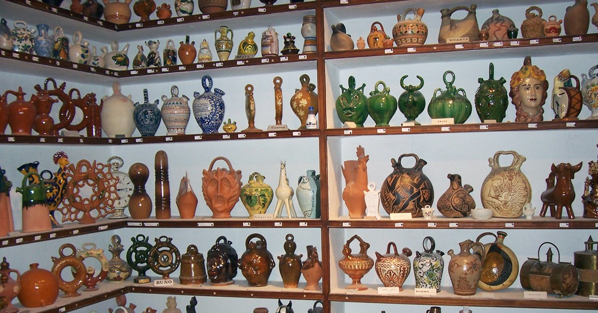 Estantería con botijos. Museo del Botijo (Facebook)