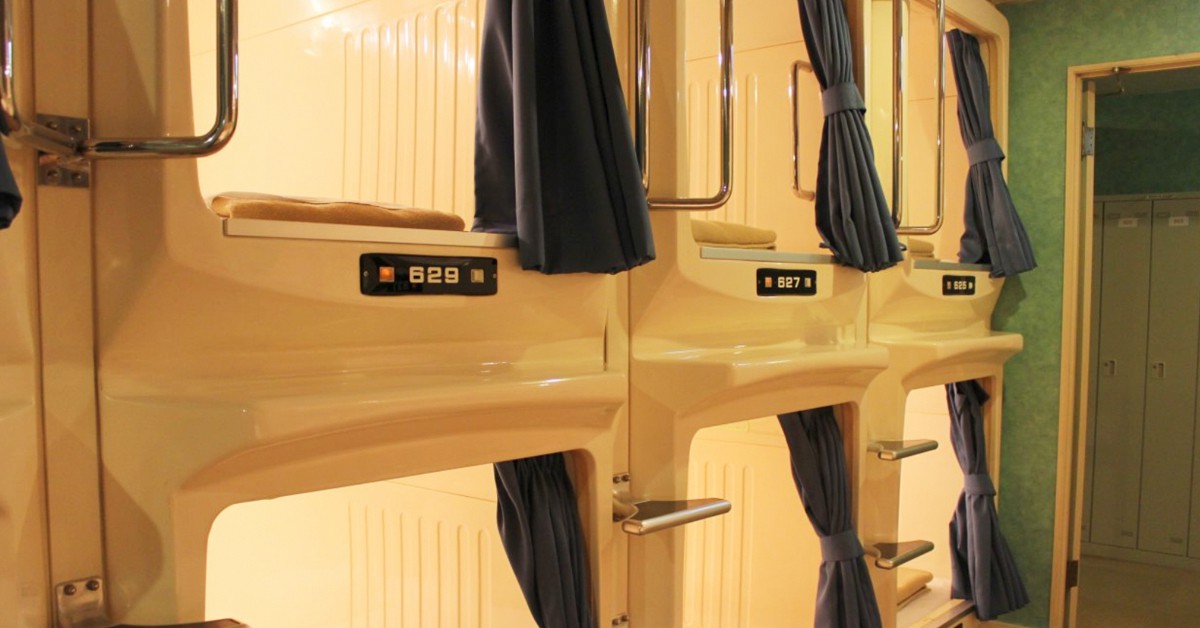 Entrada a las cápsulas. Cápsula Shinjuku 510 (Google Plus)