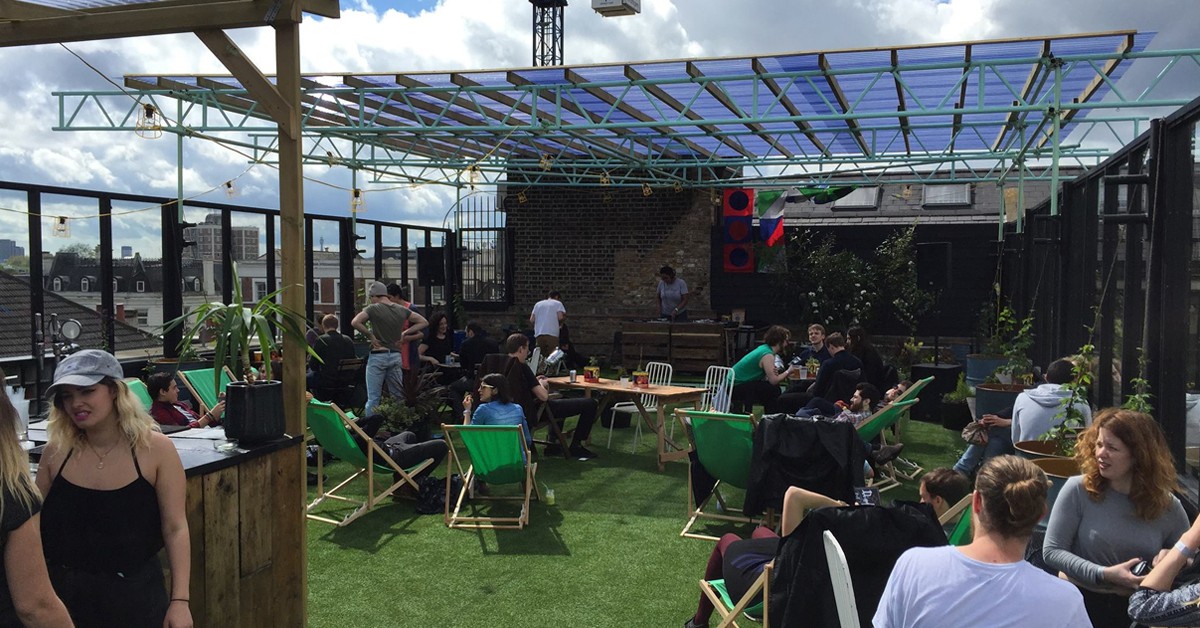 La terraza llena. Dalston Roof Park (Facebook)