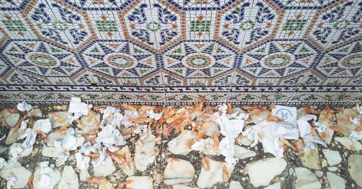 Cabezas de gambas arrinconadas en Bar La Paloma. Miguel Ángel Palomo 