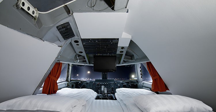 Jumbo Stay Hotel’s Cockpit Suite (http://www.jumbostay.com/)