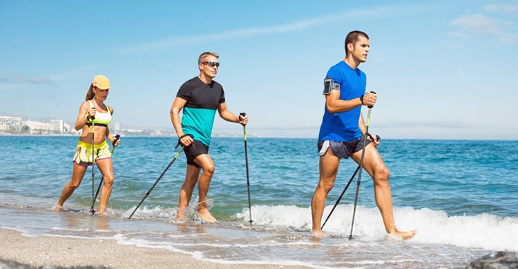 Marcha descalza por la playa. Marbella Club Hotel (Facebook)
