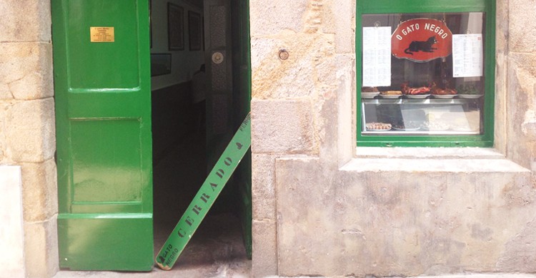 Entrada al bar. O gato negro (Facebook)