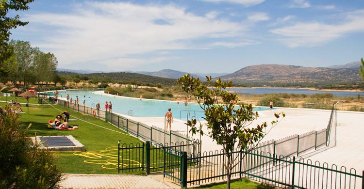 Vista general de la piscina. Riosequillo (www.canalgestion.es)
