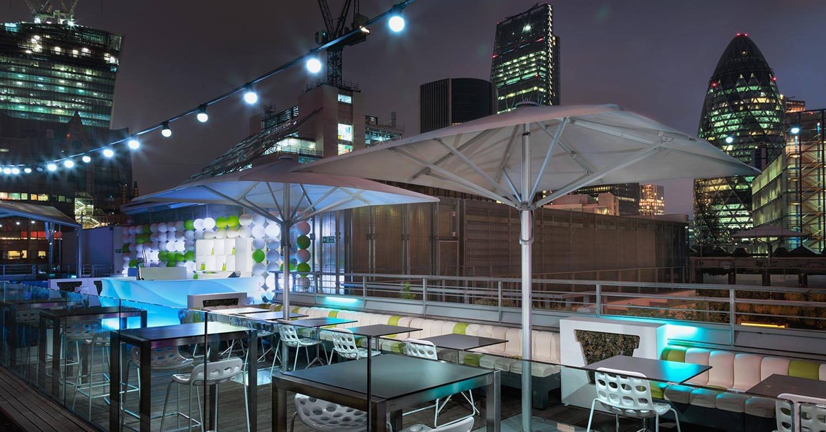 Entre rascacielos. The SkyLounge (Facebook)