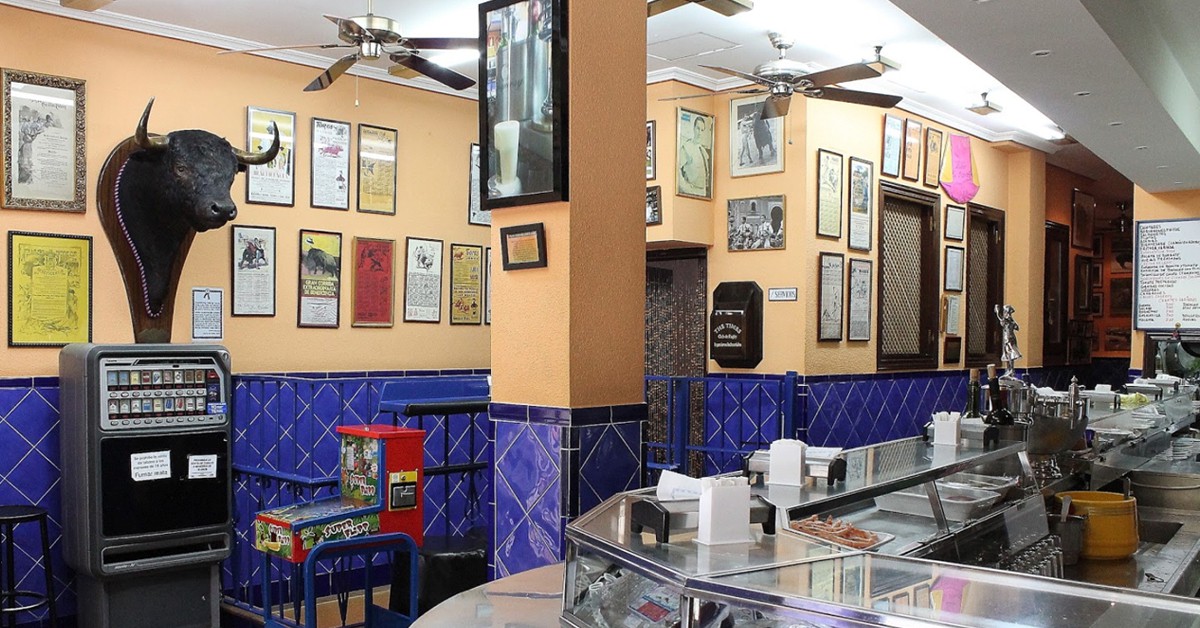 Vista general con cabeza de toro. Bar Morales El Atómico (Google Plus)