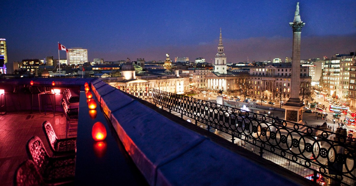 Vista nocturna de la terraza Vista. The Trafalgar Hotel (Facebook)