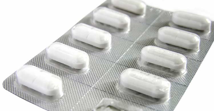 Paracetamol e ibuprofeno son dos de los medicamentos habituales en un neceser de viaje (iStock)