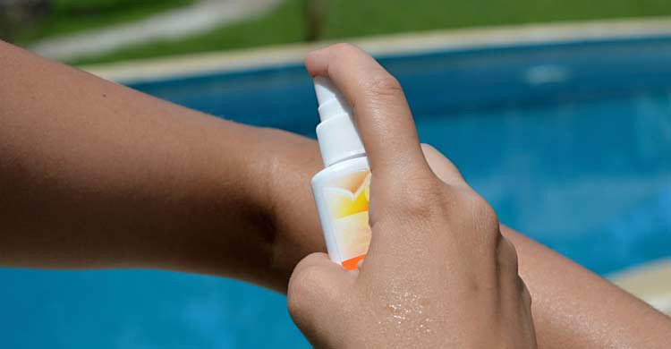 No te olvides de incluir en tu neceser un espray antimosquitos si viajas a un destino donde puede haberlos (iStock)