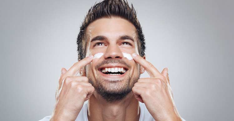 Disimula el cansancio con una crema antiojeras (iStock)