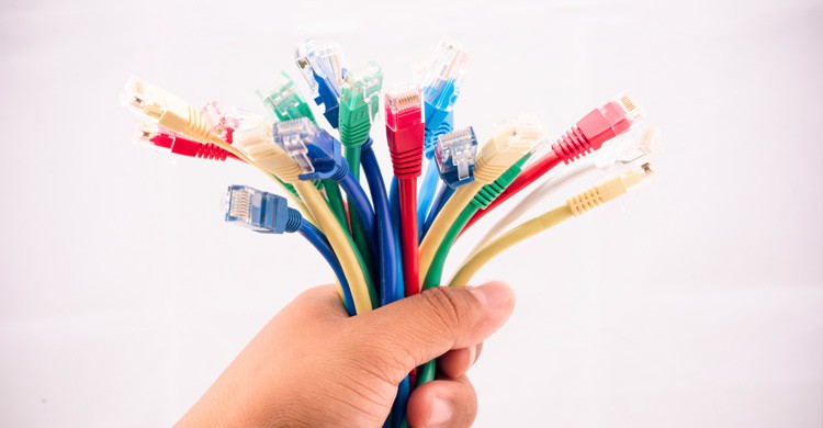 coger los cables (Istock)