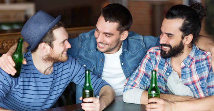 conversando en inglés en un pub (istock)