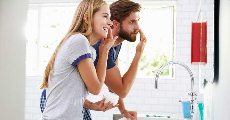Aplicarse una crema hidratante es importante para cuidar la piel al final de cada jornada (iStock)