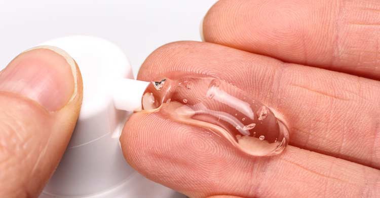Un gel desinfectante de manos ocupa poco espacio en el neceser y puede ser de gran utilidad (iStock)