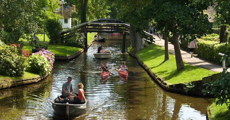 Romántico paseo en góndola por Giethoorn (Flickr)