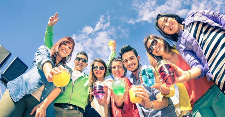 españoles gritones y escandalosos (istock)