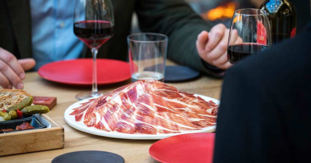 Sigue leyendo 6 lugares imprescindibles para los amantes del jamón en Madrid