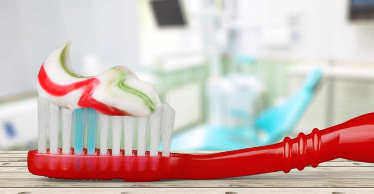 El cepillo y la pasta de dientes, básicos en todo neceser de viaje (iStock)