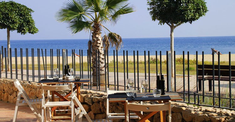 Una copa con vistas a la playa en los Campings de Tarragona