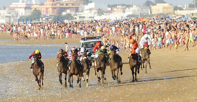 Carrera de caballos en las playas de Sanlúcar de Barrameda (cadizturismo.com)