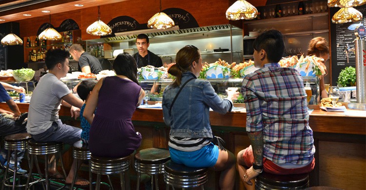 tapas en la Boquería de Barcelona (Istock)