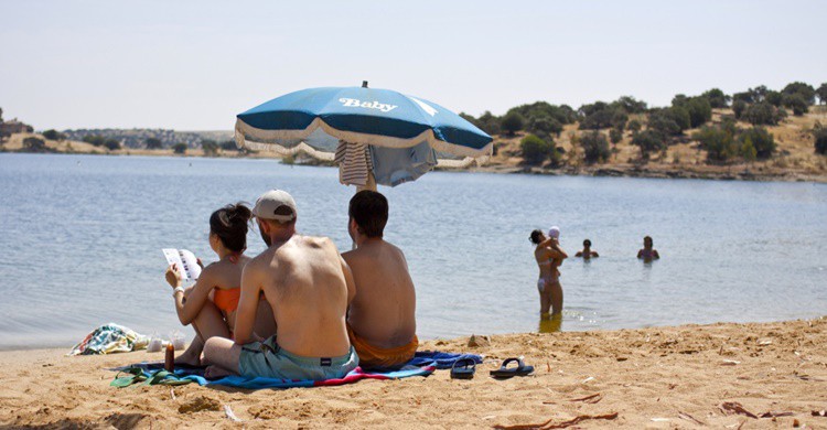 Bañistas en la 'playa' del embalse de Orellana (http://www.turismoextremadura.com/)