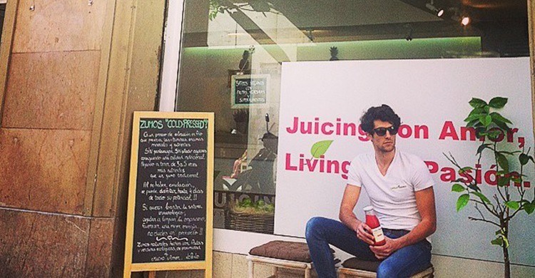 Cliente en la fachada de Lo&Lo Juicing (https://www.facebook.com/loandlojuicing/)