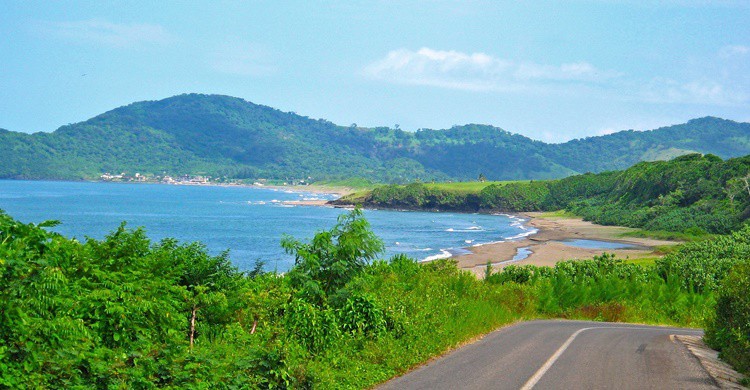Playa de Montepío desde la carretera. Hernán Cortéz (Flickr).