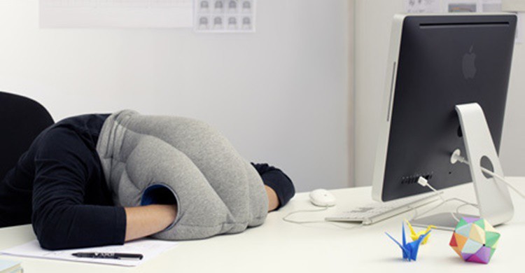 Almohada Ostrich Pillow. Day Donaldson (Flickr)