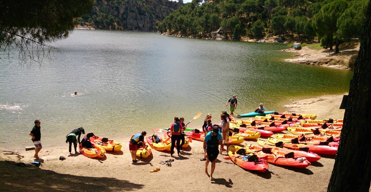 Deportistas a punto de navegar en el Pantano de San Juan. Tuscasasrurales (Flickr)