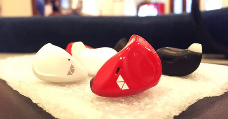 The Pilot (http://www.waverlylabs.com)