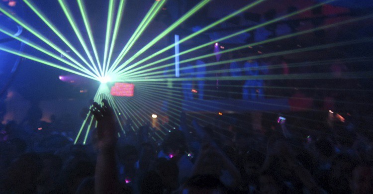 Fiesta en una discoteca de Ibiza. (iStock)
